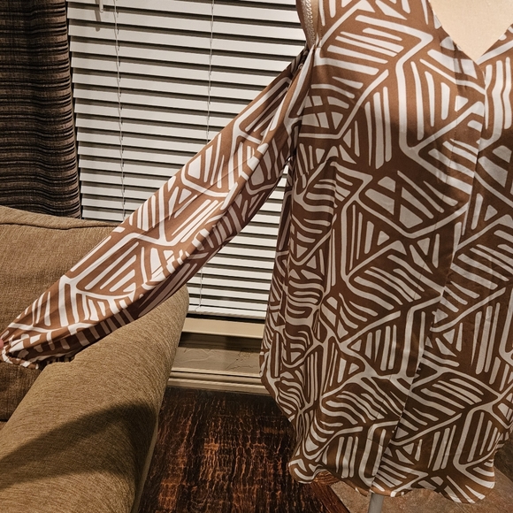 Chico’s Abstract Print Cold Shoulder Top Size 1 (M/8) - Picture 2 of 6